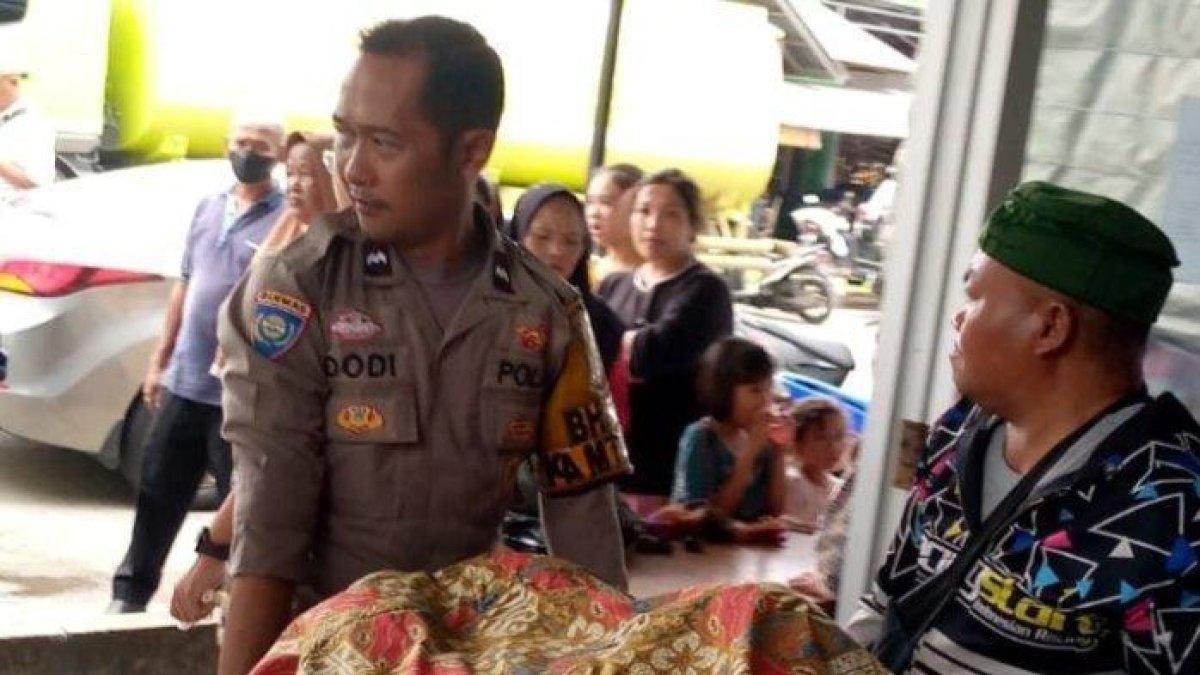 Petugas polisi dan warga mengevakuasi sesosok mayat yang ditemukan di wilayah hukum Polsek Lubuk Kilangan, Kamis (20/7/2023).