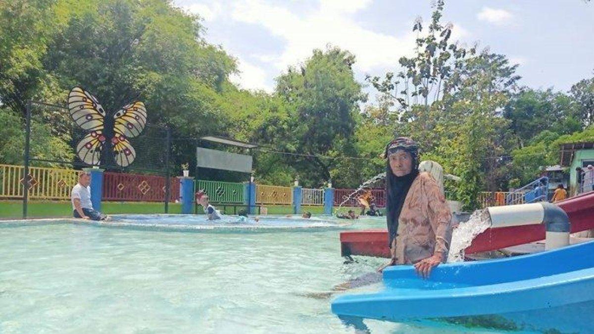 TERAPI KESEHATAN KLATEN - Umbul Brintik di Desa Malangjiwan, Kecamatan Kebonarum, Kabupaten Klaten menjadi salah satu umbul yang identik dengan pengobatan. Kini, ada sejumlah layanan terapi dan perawatan yang diinisiasi oleh SMK Kesehatan Rahani Husada Klaten untuk para pengunjung, mulai Rabu (20/12/2023).