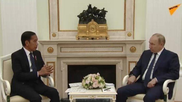 Presiden Joko Widodo (Jokowi) dan Presiden Rusia Vladimir Putin,- Kunci jawaban soal 'Jelaskan dampak dan solusi isu penerapan e-Government terhadap ekonomi dan kedaulatan Indonesia serta hubungan dengan Uni Eropa!'