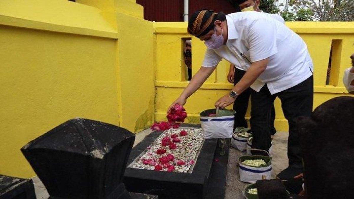 WISATA RELIGI KLATEN - Menteri Koordinator Bidang Perekonomian Dr Ir H Airlangga Hartarto MMT MBA saat kunjungan kerjanya di Jateng dan Yogyakarta menyempatkan ziarah ke situs makam Ki Ageng Gribig, Klaten, Jawa Tengah.