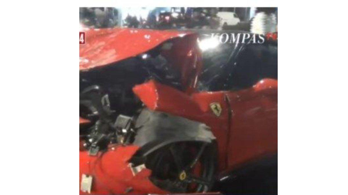 mobil Ferrari ringsek di bagian depan