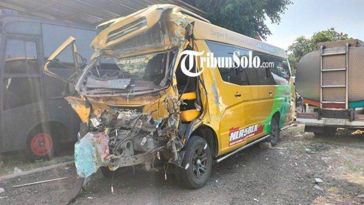 Mobil elf pembawa rombongan kepala MI asal Banyumas rusak parah di bagian depan setelah mengalami kecelakaan di Tol Solo-Ngawi di Kabupaten Sragen, Kamis (6/7/2023). Kejadian ini mengakibatkan dua orang meninggal dunia.