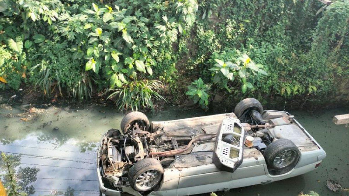 Mobil Mercedez Benz dengan nomor polisi L1787FQ yang terjun ke dalam sungai di sekitar Jalan Ir Soekarno, Kota Batu, Jawa Timur.