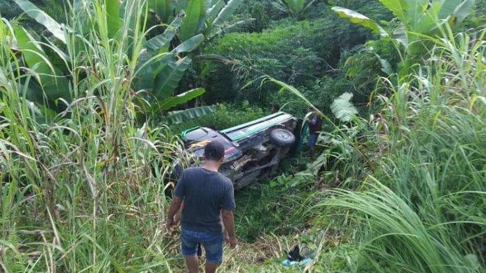 Mobil pikap yang membawa romongan ke acara lamaran terguling ke jurang