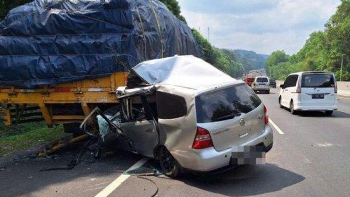 Mobil tabrak truk menyebabkan satu keluarga tewas