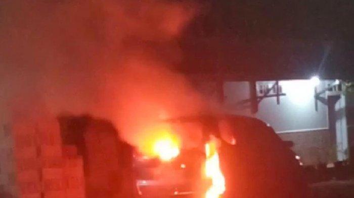 Tangkapan layar detik detik sebuah mobil terbakar yang menewaskan seseorang di Cendana, Desa Toriyo, Kecamatan Bendosari, Kabupaten Sukoharjo, Selasa (20/10/2020).
