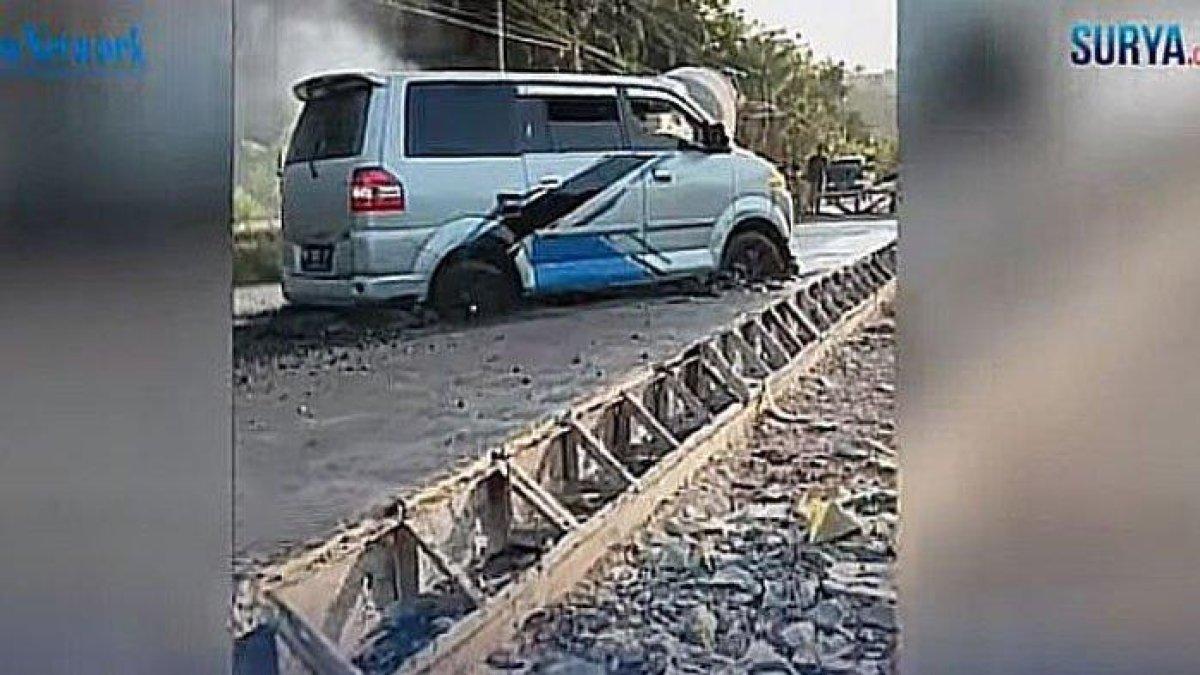 Mobil Terjebak di Jalan Cor yang Masih Basah a