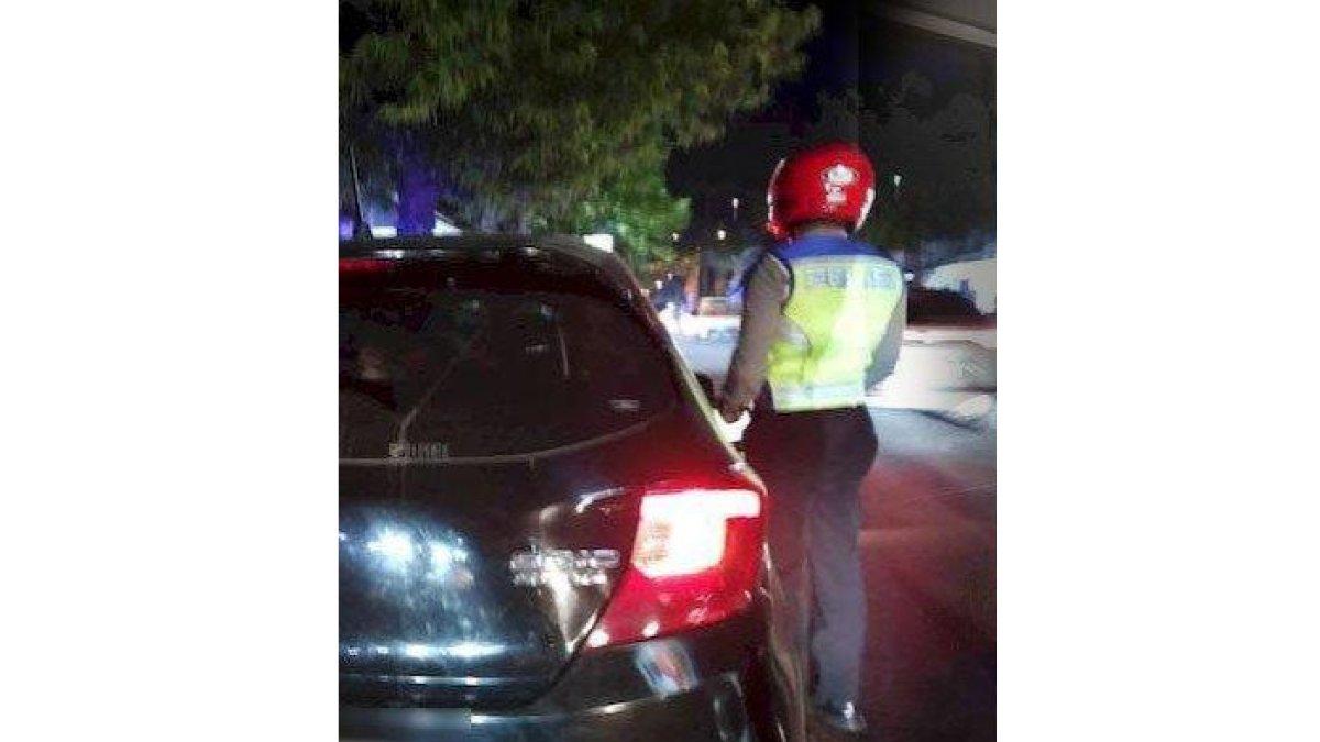 Mobil yang ditumpangi oleh sepasang kekasih yang viral di Indramayu.