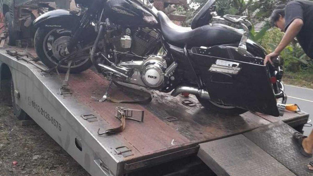 moge yang dikendarai Ruri diangkut towing pasca kecelakaan.