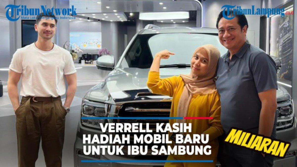 momen Verrell Bramasta beri hadiah mobil mewah untuk ibu sambungnya, Sarni setelah mobilnya hancur selama dipakai kampanye.