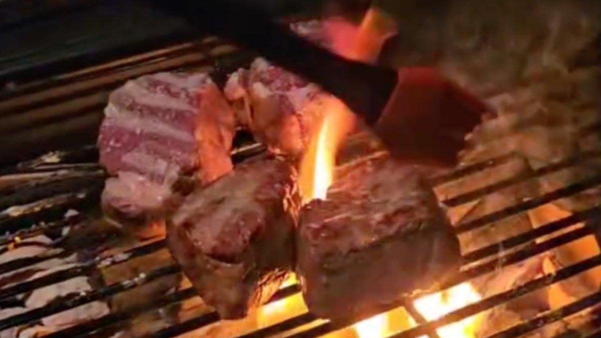 Momen bakar daging saat pesta ulang tahun Kenzo.