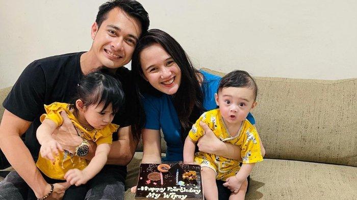 Momen kehangatan Eza Gionino bersama keluarga.