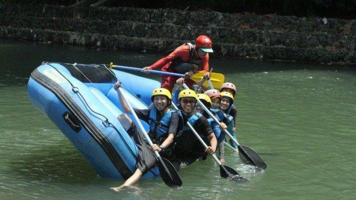 Momen seru rafting di Sungai Elo.