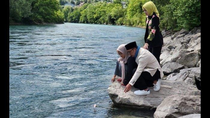 Momen Ridwan Kamil sekeluarga melemparkan sekuntum bunga ke Sungai Aare, Bern, Swiss sebelum pulang ke Tanah Air untuk melepas kepergian Emmeril Kahn Mumtadz.