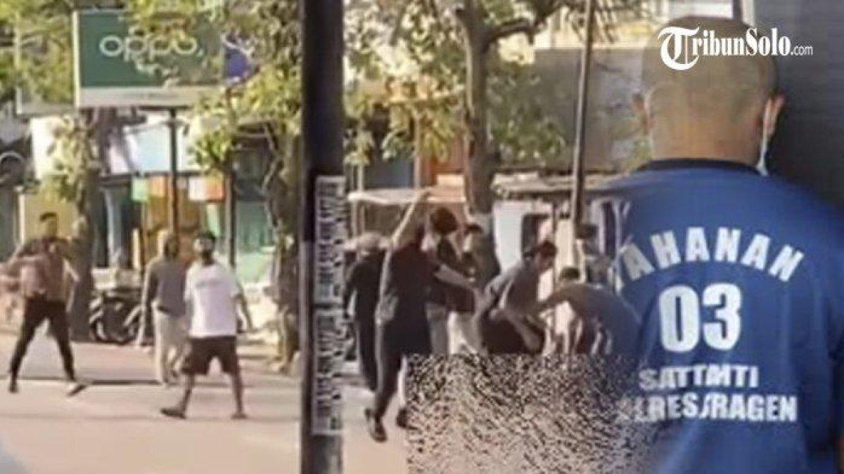 Momen saat warga di sebuah desa di Sragen mengeroyok anggota perguruan silat yang berkonvoi.