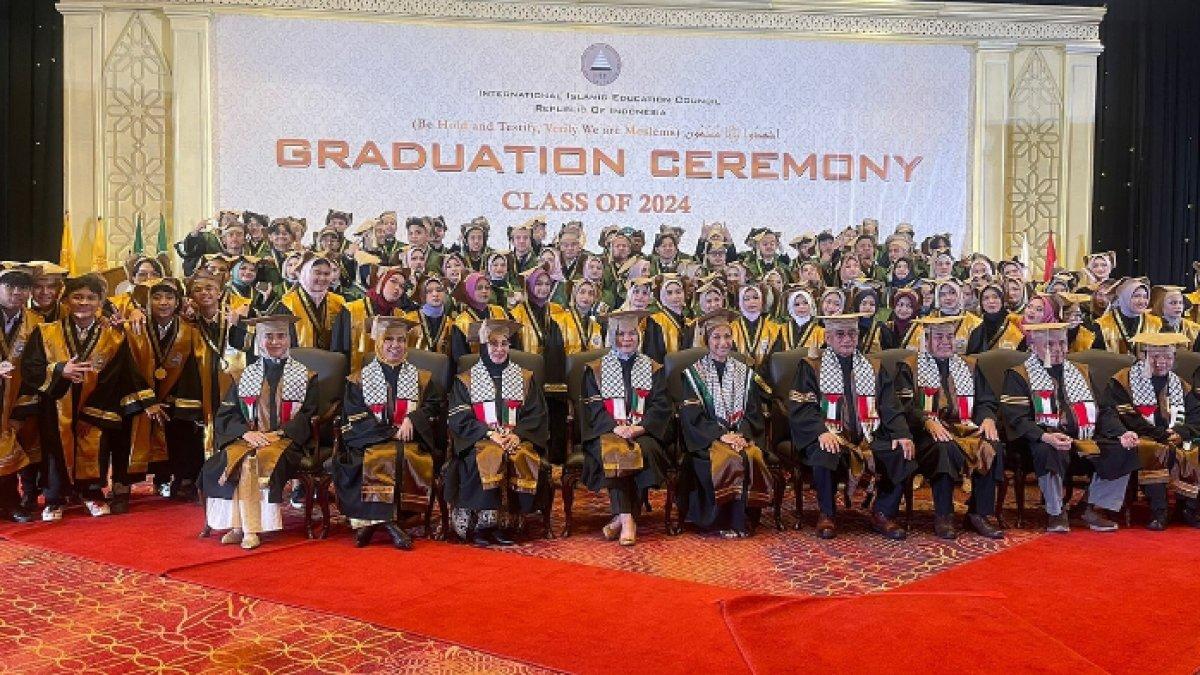 Momen wisuda kelulusan Felice Gabriel.