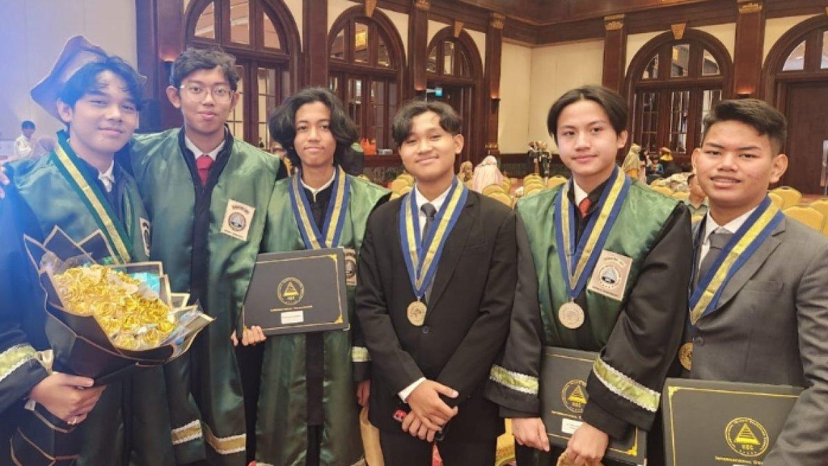 Momen wisuda kelulusan Felice Gabriel.