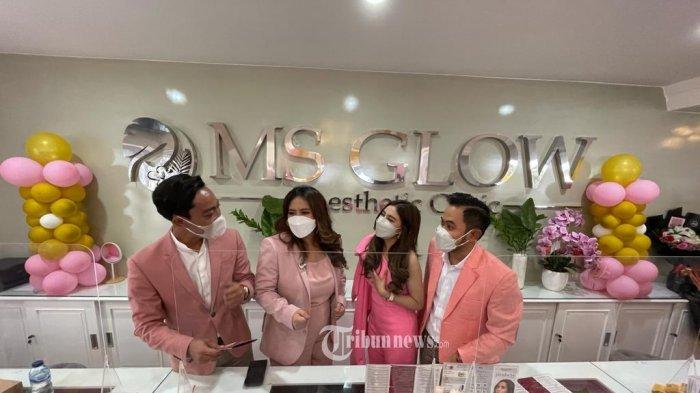 Klinik Kecantikan MS Glow buka cabang di Jalan Babura Lama/Jalan Pattimura, Nomor 2, Kecamatan Medan Baru, Medan, Sabtu (20/2/2021). Hadir dalam peresmian Klinik kecantikan ini diantaranya para Founder, yaitu Shandy Purnamasari, Gilang Widya Pramana, Kadek Maharani Kemala Dewi, Dewa Gede Adiputra.