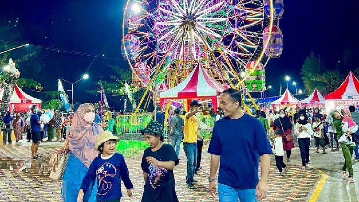 OBYEK WISATA KLATEN: Pengunjung tengah menikmati liburan keluarga di Munggur Park