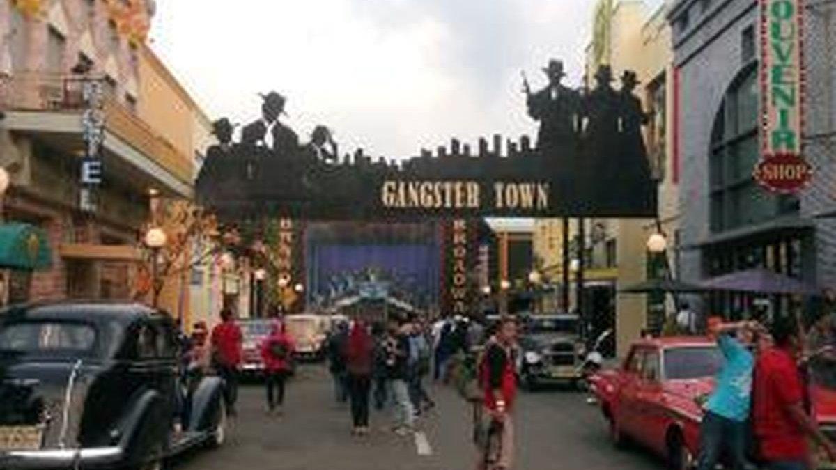 Suasana Gangster Town yang menjadi favorit para pengunjung untuk berfoto di Museum Angkut di Batu, Malang