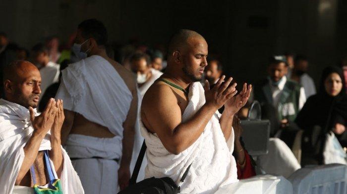 Muslim berdoa di sekitar Ka'bah, tempat suci umat Islam, di kompleks Masjidil Haram di kota suci Saudi Mekah, selama bulan puasa Ramadhan, pada 9 April 2022.