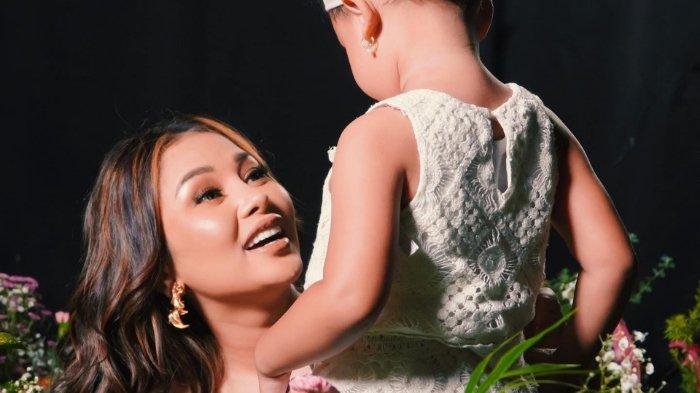 Mutia Ayu bersama sang buah hati.