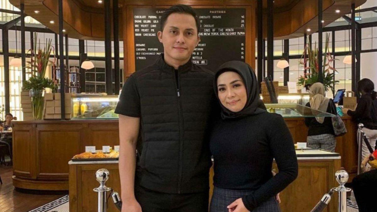 Muzdalifah dan suaminya, Fadel Islami