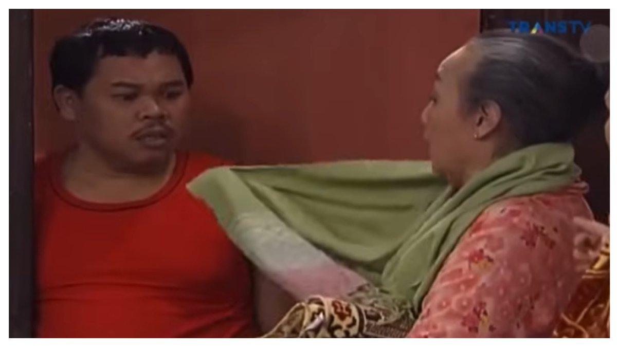 MOMEN MAT SOLAR - Potret kebersamaan Mat Solar dengan Nani Wijaya saat adu anting di Bajaj Bajuri. Bahkan keduanya juga main di Tukang Bubur Naik Haji.