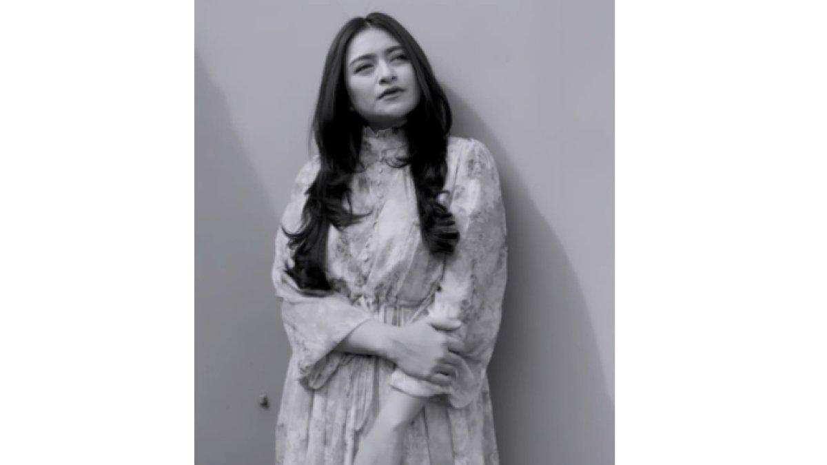 Nathalie bagikan video lepas hijab dengan latar hitam putih