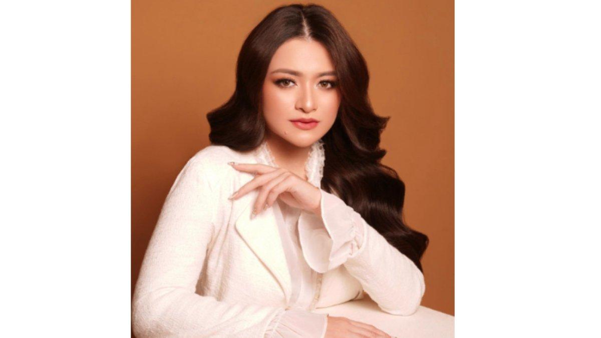 Nathalie kini sering memamerkan rambut panjang