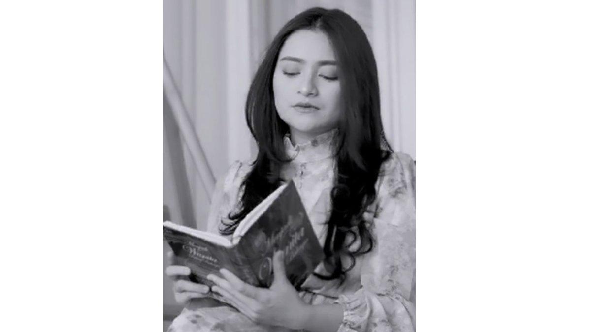 Nathalie sempat minta izin ke Umi Pipik untuk lepas hijab