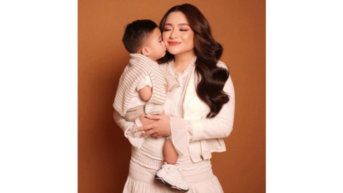 Nathalie tampil anggun dengan mengenakan dress putih
