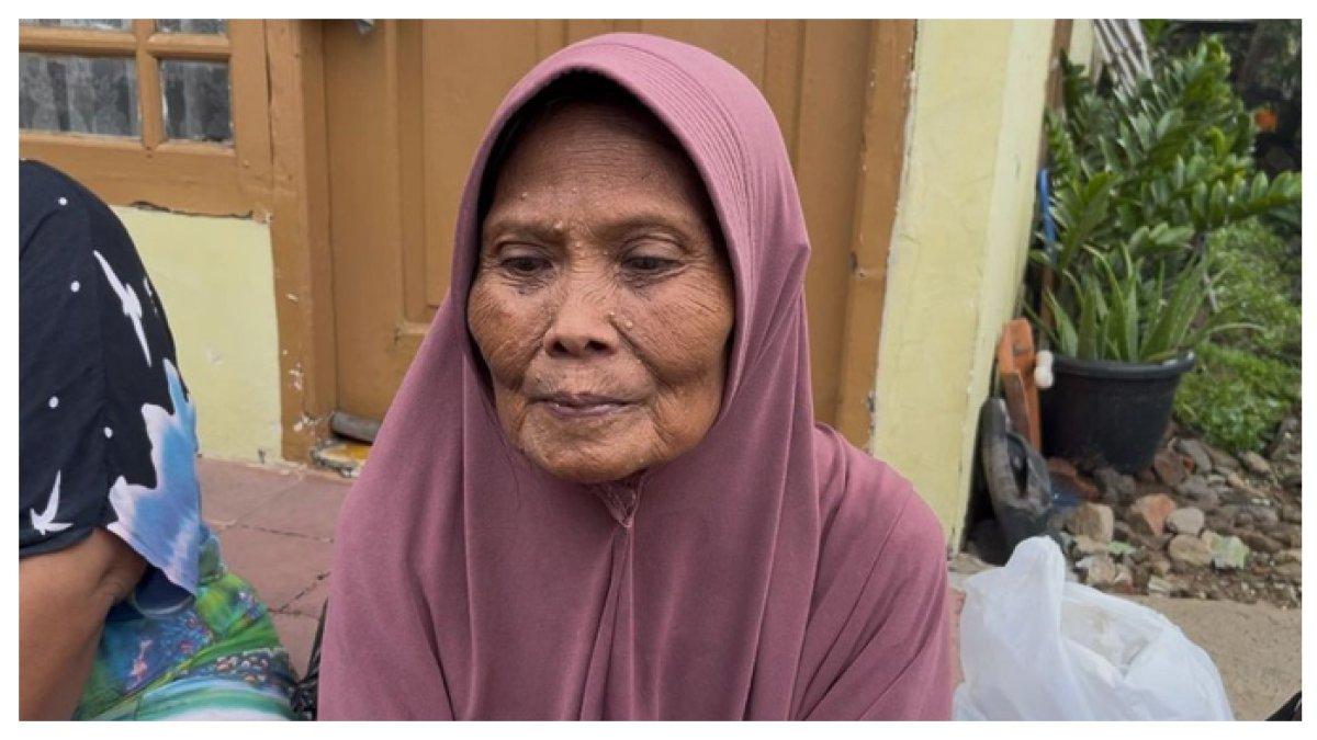 NENEK HERMIN KORBAN BANJIR - Banjir bandang menerjang Pasar Minggu, Jakarta karena luapan Kali Ciliwung. Kini nenek Hermin hanya memiliki pakaian yang digunakannya saja.