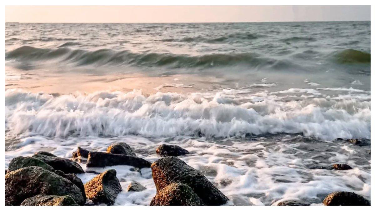 Ombak di Pantai Ngebum yang tidak terlalu besar