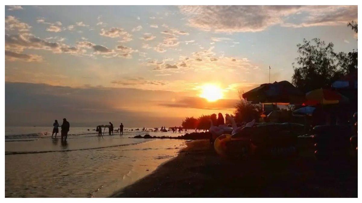 Suasana sore hari di Pantai Ngebum