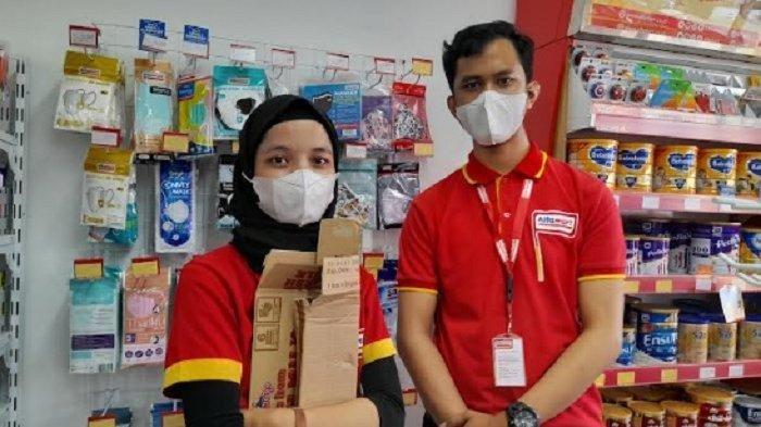 Nikita (kiri) dan Deska (kanan) teman kerja Sopiana Yusuf (19) Bobotoh Persib Bandung asal Bogor, di Alfamart Perumahan Pondok Aren, Sukaraja, Kabupaten Bogor, Minggu (19/6/2022) (TribunnewsBogor.com/Reynaldi Andrian Pamungkas)