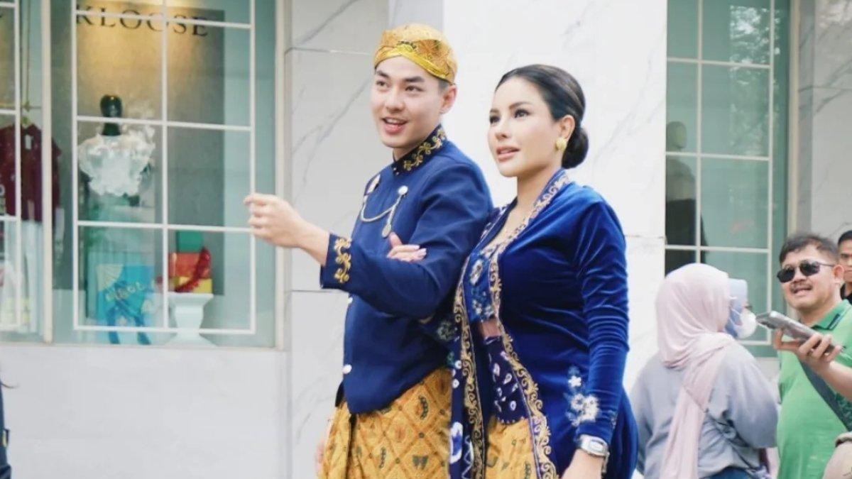 Nikita Mirzani berjalan bersama Mattews Gilbert.