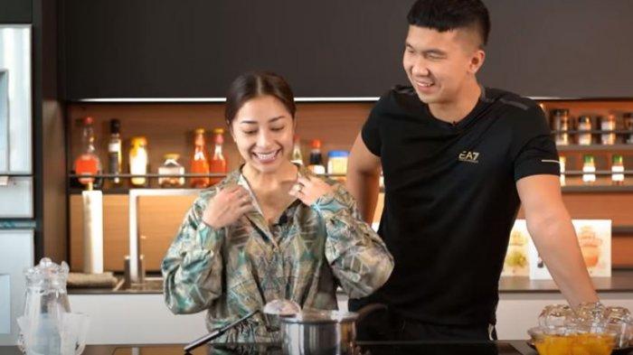 Nikita Willy memasak