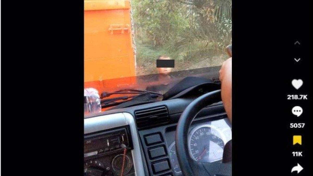 ocah kecil memberhentikan laju dua truk.]