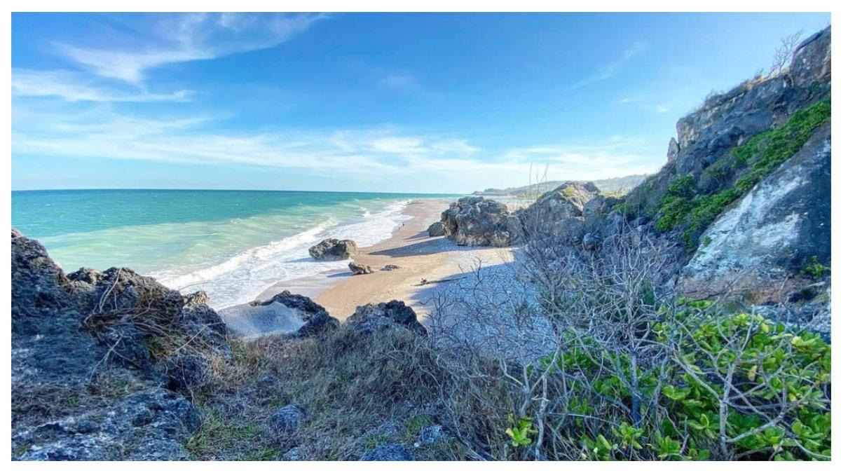 Keindahan pemandangan di Pantai Oesain