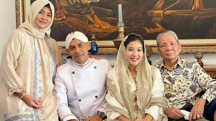 Olivia Zalianty ditemani suami dan kedua orangtuanya