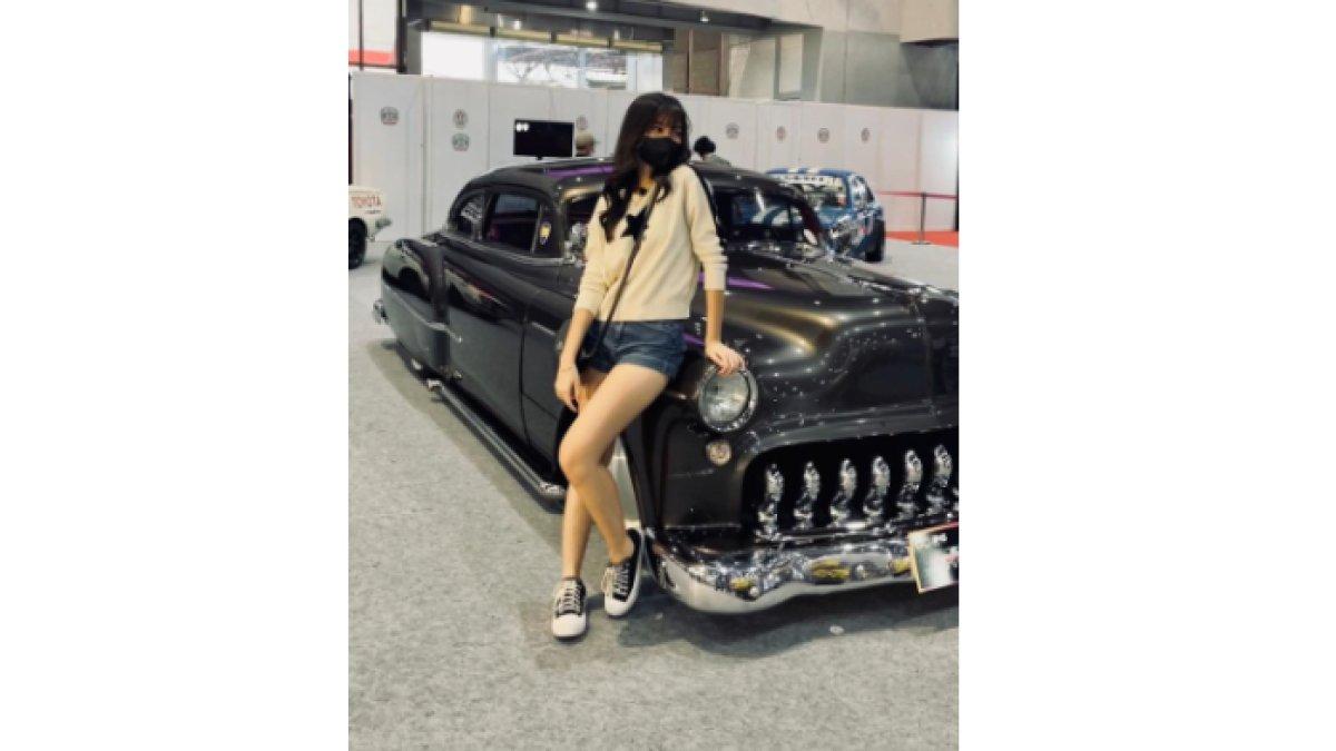 Olla JKT48 kerap pamer berpose di dekat mobil.