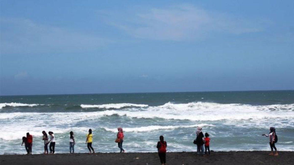 WISATA PANTAI JOGJA - Pengunjung bisa menikmati deburan ombak dari laut lepas Samudera Hindia di Pantai Goa Cemara.