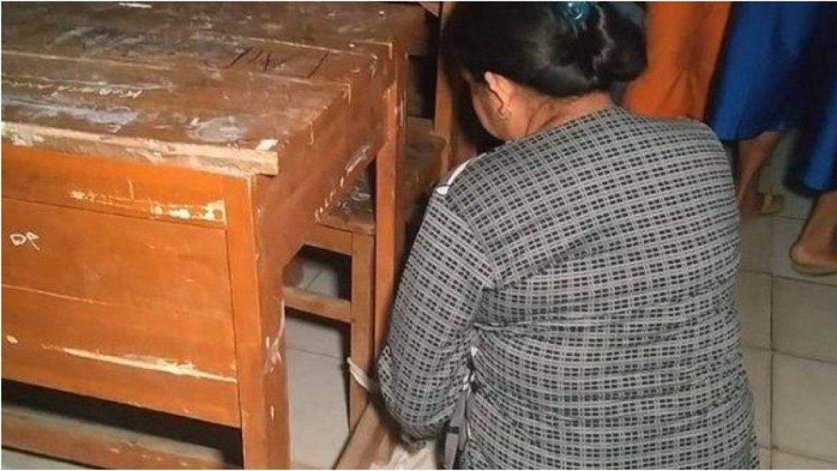 Orang tua di Indramayu berebut ikat meja kursi demi anak duduk depan.