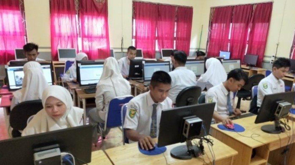 Siswa SMAN 3 KAndangan. Simak kunci jawaban  PKN kelas 12 SMA/SMK pada halaman 92
