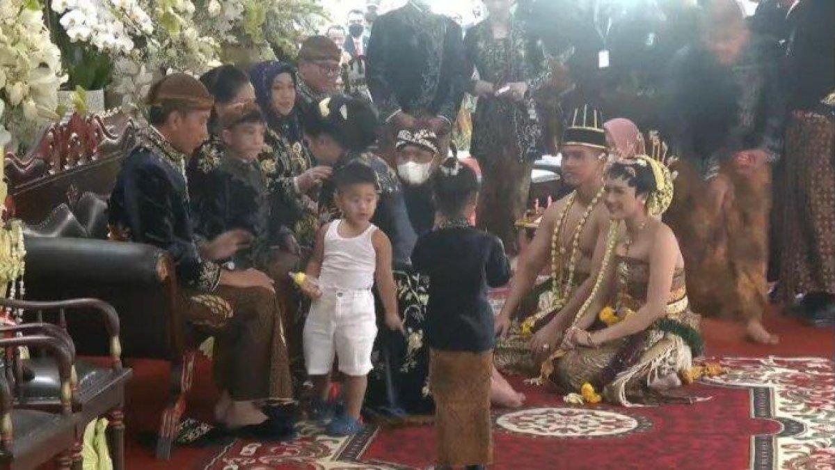 Panembahan Al Nahyan Nasution lagi-lagi hanya pakai singlet di nikahan Kaesang dan Erina