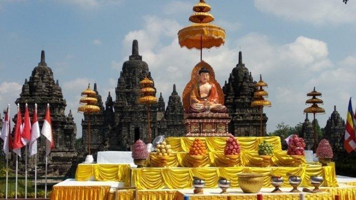 WISATA CANDI KLATEN - Panggung utama perayaan Waisak 2562 BE di Candi Sewu, Prambanan, Selasa 29 Mei 2018.