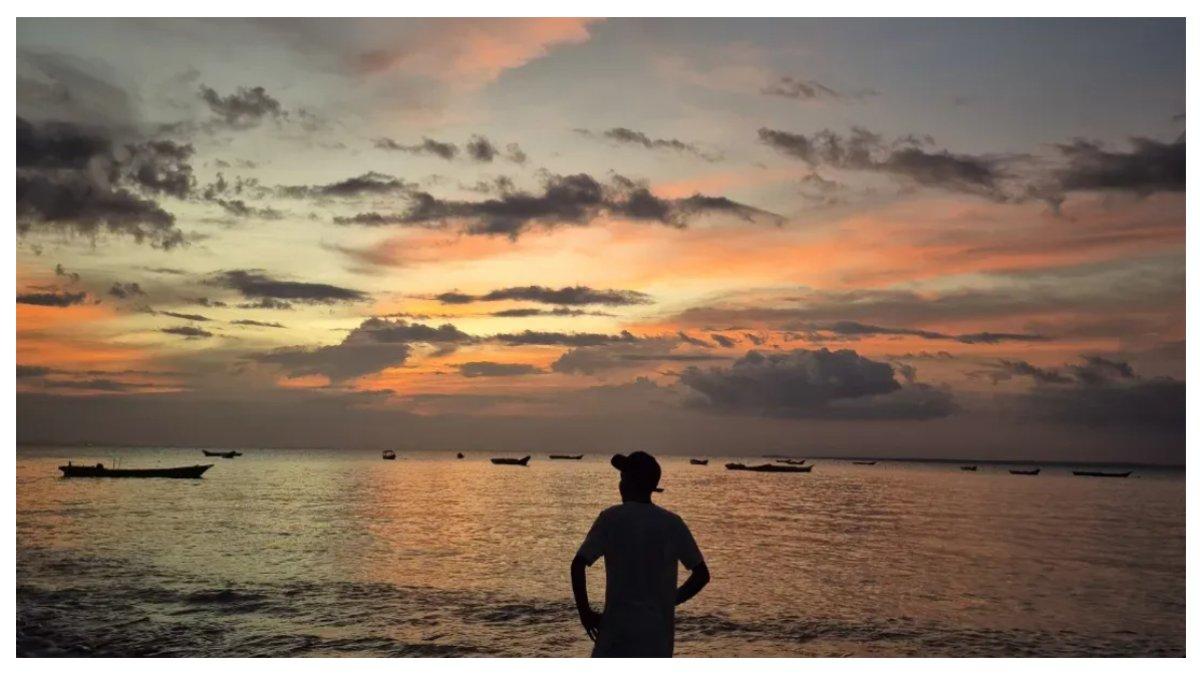 Suasana sunset di Pantai Panmuti yang terlihat cantik