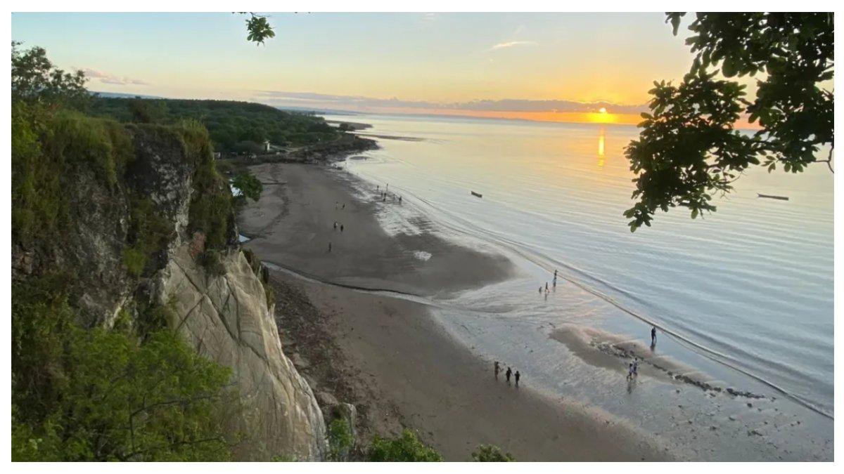 Keindahan Pantai Panmuti dari atas tebing