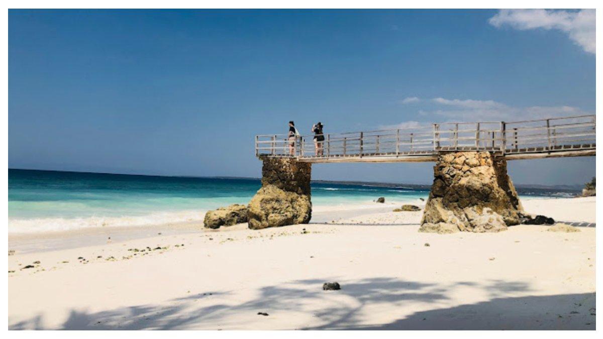 Tampak indah dan menawan perpaduan pasir putih dan air laut biru yang memanjakan mata